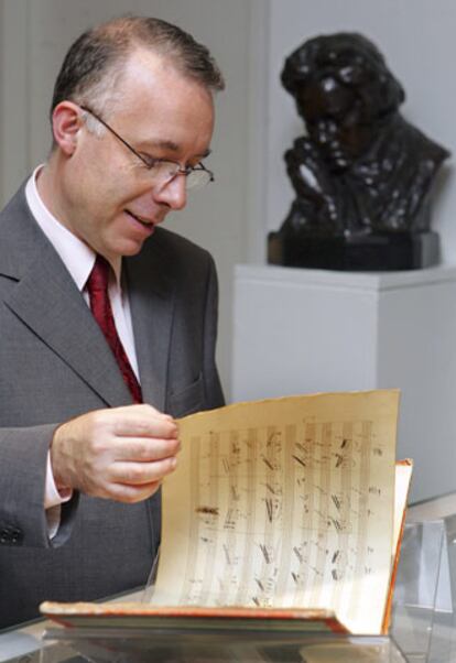 Stephen Roe, director del departamento de Manuscritos de Sotheby&#39;s, ojea el original de <i>La gran fuga.</i>