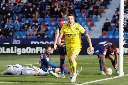 El centrocampista del Cádiz Salvador Sánchez celebra su gol contra el Levante.