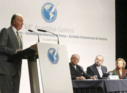 El rey Juan Carlos pronuncia el discurso inaugural de la 64ª Asamblea General de la SIP en Madrid, junto al presidente honorario de la organización, Scott C. Schurz, el presidente del Grupo PRISA, Ignacio Polanco, y la ministra de Administraciones Públicas, Elena Salgado.