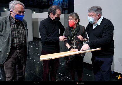 Vicente Molina Foix (escritor y libretista), Fabián Panisello (director musical), Marta Cárdenas (viuda de Luis de Pablo) y Xavier Albertí (director de escena), con la partitura de 'El abrecartas' en el Teatro Real.