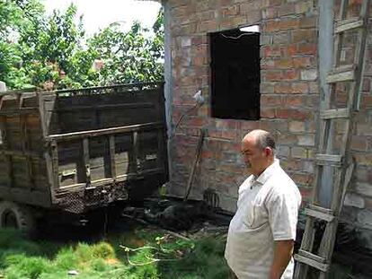Avelino Sivisapa, el abuelo de Diego Estacio, a la puerta de su casa.