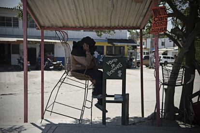 Los maneros, aquellos dedicados a la compra-venta de divisas, se han reciclado en vendedores de bebidas.