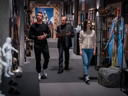 Rob McElhenney, F. Murray Abraham y Charlotte Nicdao, en el octavo capítulo de la segunda temporada de 'Mythic Quest'.