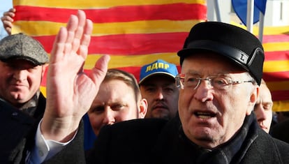 El político ultranacionalista ruso Vladímir Zhirinovski, este jueves, ante el Consulado de España en Moscú (Rusia).