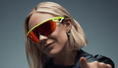 Chica utilizando las gafas Oakley Sphaera