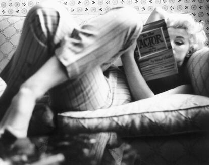 La actriz Marilyn Monroe leyendo el libro 'Sobre la técnica de la actuación', de Michael Chejov, en el hotel Ambassador de Nueva York en 1955.