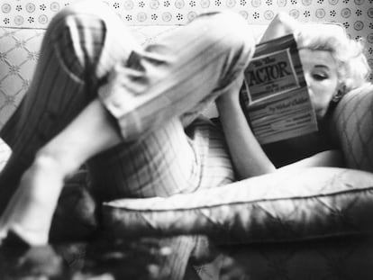 La actriz Marilyn Monroe leyendo el libro 'Sobre la técnica de la actuación', de Michael Chejov, en el hotel Ambassador de Nueva York en 1955.