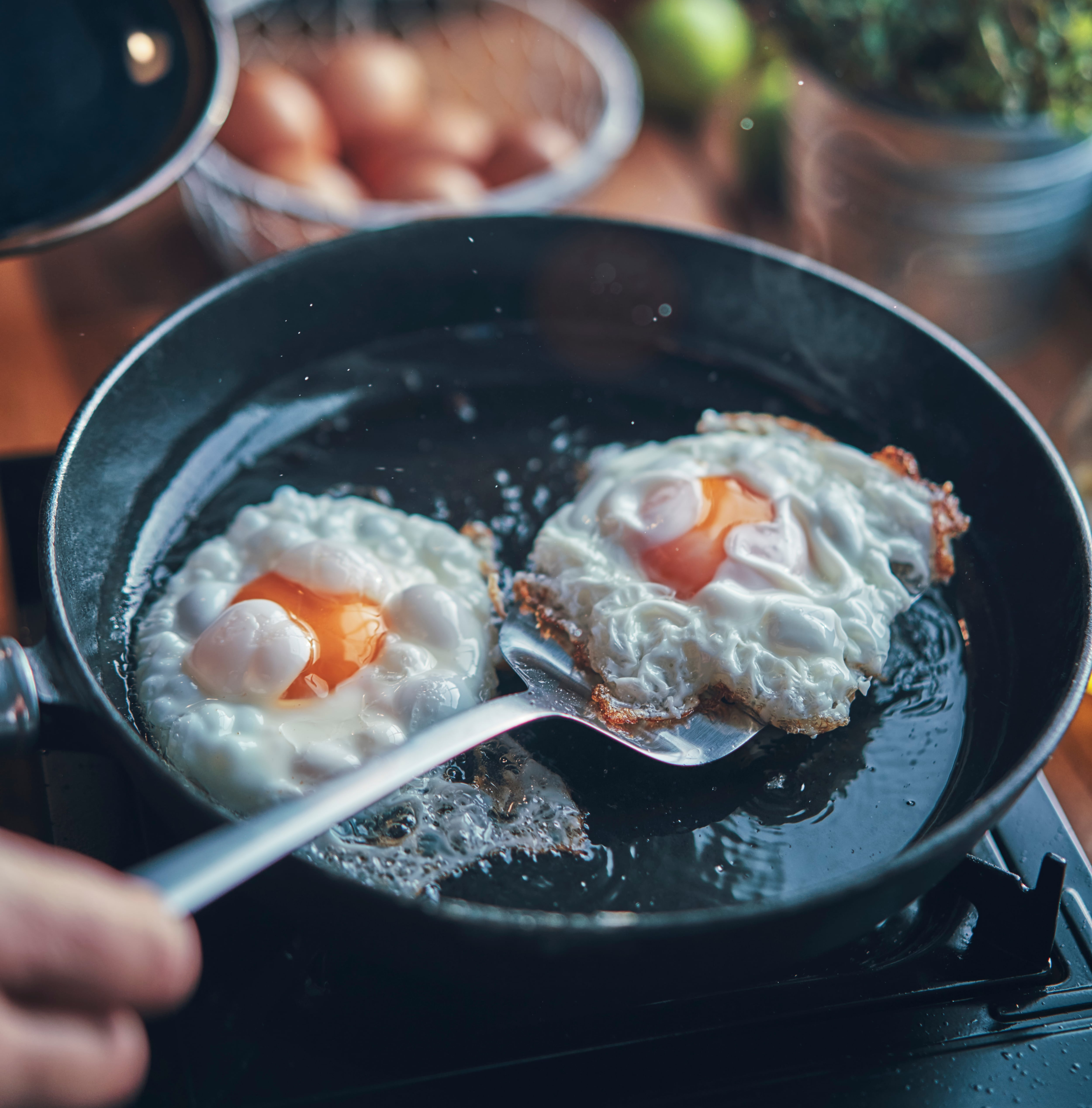 Cómo freír un huevo y que quede perfecto: los trucos de algunos cocineros
