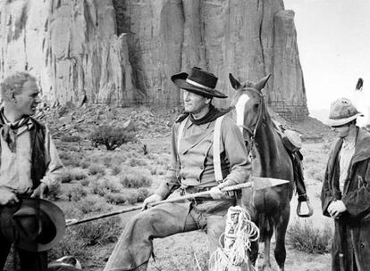 John Ford ,1956. Es el mejor <i>western</i> de la historia del cine y muchos directores, entre ellos Steven Spielberg, creen que es la mejor película de todos los tiempos. Esta obra maestra de John Ford es un relato de héroes cansados, que tal vez ni siquiera son héroes, es una historia de venganza, odio, pero también de redención. Ethan (John Wayne) regresa a casa después de perder la guerra de Secesión. A los pocos días su sobrina es secuestrada por los indios y su familia asesinada. Wayne emprende una búsqueda obsesiva (el título original del filme es <i>Los </i><i>buscadores)</i> que le lleva a un combate con sus más profundos fantasmas, el odio y el racismo. <i>Centauros del desierto</i> es una película infinita, como los grandes paisajes desérticos en los que está rodada, un filme que se puede ver una y otra vez sin que pierda ni su misterio, ni su fuerza.