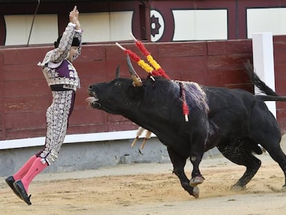 Antonio Chacón, en un gran par de banderillas al sexto de la tarde.