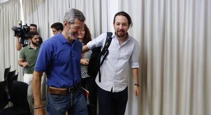 Pablo Iglesias y el general Julio Rodr&iacute;guez, ayer en Madrid. 