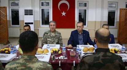 El presidente turco, Recep Tayyip Erdogan, a la derecha, en una reuni&oacute;n con el alto mando militar el pasado viernes.