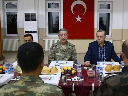 El presidente turco, Recep Tayyip Erdogan, a la derecha, en una reuni&oacute;n con el alto mando militar el pasado viernes.