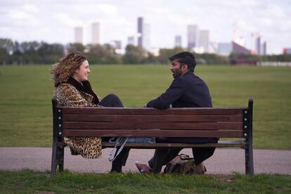 Rose Matafeo (Jessie) y Nikesh Patel (Tom), en un momento de la segunda temporada de 'Starstruck'.