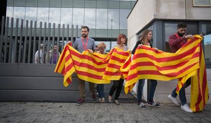 Algunos trabajadores del CTTI se han manifestastado en las puertas del centro en protesta de los registros y por la libertat de Jordi Sanchez y Jordi Cuixart, presidentes de la ANC y de Òmniun