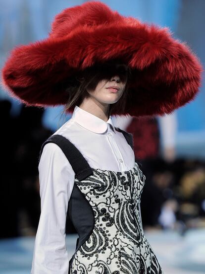 Imposible hablar de gorros peludos, coloridos y llamativos sin revisitar la colección otoño-invierno de Marc Jacobs. Si bien en 2021 triunfan las versiones de pelo sintético, por aquel entonces el neoyorquino presentó sombreros  confeccionados en piel de zorro, visón y castor. No hubo modelo que no llevara el suyo convirtiéndose en los protagonistas de una propuesta que sigue recordándose diez años después. Ahora, sin embargo, la mayoría de las marcas apuestan por materiales sintéticos. Es el caso de Maison Bocanegra, que utiliza telas de pelo artificial largo o corto, según el modelo, y confecciona a mano la mayoría de sus creaciones.