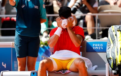 El tenista español se seca la cara durante la final.