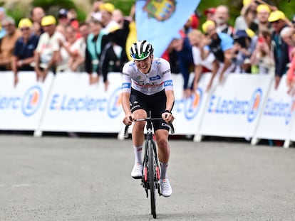El esloveno Tadej Pogacar a su llegada a la línea de meta este jueves en el Tour de Francia.