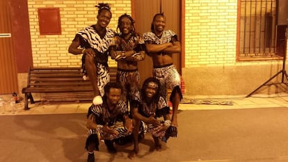 El grupo de acróbatas Afro Jungle Jeegs estará de gira por Europa tres meses para recaudar fondos y mejorar su escuela en Kenia.