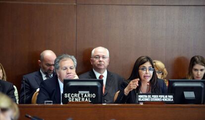 La canciller venezolana, Delcy Rodríguez, y el secretario general de la OEA, Luis Almagro