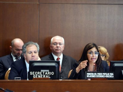 La canciller venezolana, Delcy Rodríguez, y el secretario general de la OEA, Luis Almagro