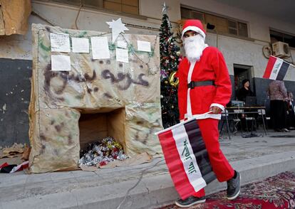 Un niño cristiano pasea disfrazado de Papá Noel tras las celebraciones navideñas en una escuela de Bagdad, Irak.