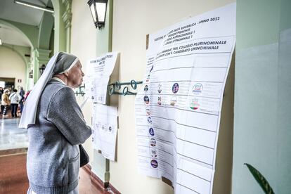 Una monja revisaba las listas de candidatos durante la jornada electoral italiana de este domingo, en un colegio en Turín.