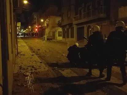 Disturbios de manifestantes en Linares (Jaén), este sábado.