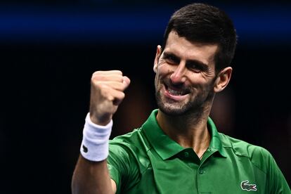 Djokovic celebra su triunfo contra Tsitsipas, este lunes en el Pala Alpitour de Turín.