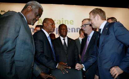 Moussa Faki, Alpha Conde, Alassane Ouattara, Jean-Claude Juncker y Donald Tusk charlan en la cumbre de la Uni&oacute;n Africana.