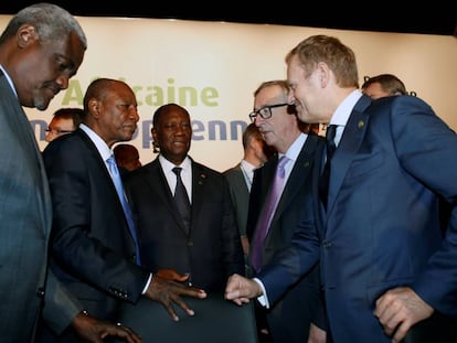 Moussa Faki, Alpha Conde, Alassane Ouattara, Jean-Claude Juncker y Donald Tusk charlan en la cumbre de la Uni&oacute;n Africana.