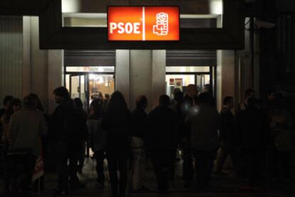 Simpatizantes del PSOE ante su sede en Madrid el 20-N.