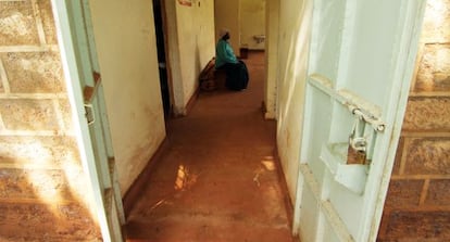 Una paciente espera su turno en el centro de salud mental de Kamahuha, en Kenia.