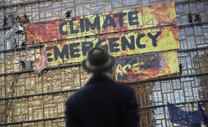Pancarta de Greenpeace en el edificio en el que se reunían los jefes de Gobierno Europeos en Bruselas.