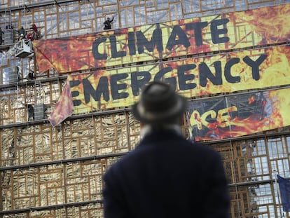 Pancarta de Greenpeace en el edificio en el que se reunían los jefes de Gobierno Europeos en Bruselas.