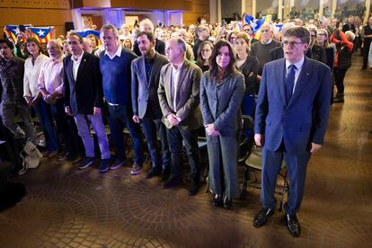 Puigdemont y el resto de los dirigentes de Junts cantaban 'Els Segadors' durante el acto celebrado este jueves en Elna.