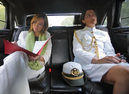 El trabajo como ministra también exige alejarse en algunos momentos del edificio ministerial y del pequeño Miquel. En la foto, Chacón a bordo del coche oficial, acompañada por su ayuda de campo, la capitán Elena Carrión.