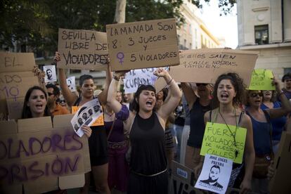 Un grupo de mujeres protesta el 22 de junio de 2018, en Sevilla, contra la decisión judicial que decretó la libertad condicional para los miembros de La Manada.