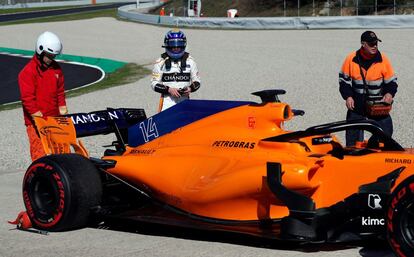 El piloto español de McLaren, Fernando Alonso, junto a su monoplaza tras salirse de la pista durante la segunda jornada de la segunda tanda de entrenamientos oficiales de pretemporada de Fórmula 1, que se celebran en el circuito de Barcelona-Catalunya en Montmelo (Barcelona).