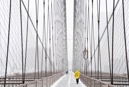 Una persona cruza el Puente de Brooklyn, el 14 de marzo de 2017.