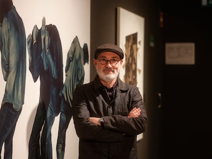 El hijo de Joan Genovés, Pablo Genovés, posa delante de una de las obras que forman parte de la exposición del artista Joan Genovés en la Fundación Bancaja.