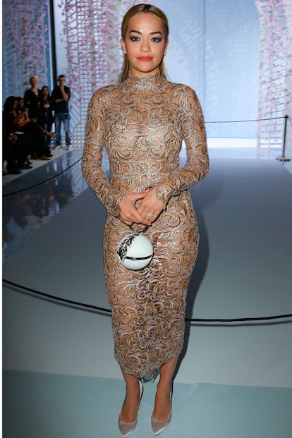 Rita Ora, con vestido nude plagado de transparencias durante el show de Ralph & Russo.