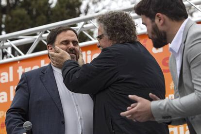 Joan Tard&agrave; saluda afectuosamente a Junqueras, este s&aacute;bado, en Gav&agrave; 