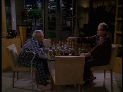 Al inicio del episodio ‘Quizás sea un diminutivo de nódulo’ (S03E18), Frasier le muestra a Niles su última adquisición: un carísimo ajedrez elaborado en París en 1882. Gran estratega y conocedor del juego, invita a su padre (John Mahoney) a una partida rápida en la que cae humillado con aparente facilidad. Lo que parece un golpe de suerte, se repite una y otra vez. Molesto por las constantes derrotas y en plena madrugada, Frasier hace saltar la alarma de incendios para demostrar a su padre que es mejor jugador en la que podría ser una épica partida decisiva.