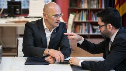 Romeva meets with outgoing Catalan foreign affairs secretary Roger Albinana.