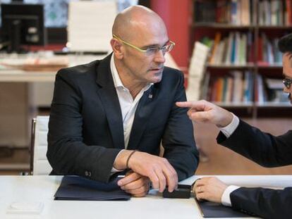 Romeva meets with outgoing Catalan foreign affairs secretary Roger Albinana.