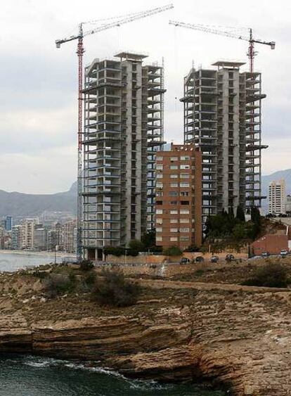 Las dos torres en construcción en Benidorm.