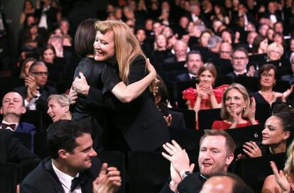 La directora Andrea Arnold, tras anunciarse que ganó el premio del jurado por su película 'American Honey' durante la ceremonia de clausura del Festival de Cannes.