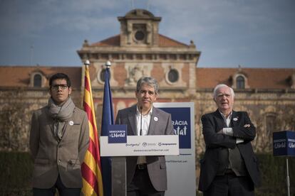 El candidato al congreso de Democràcia i Llibertat, Frances Homs (c), en un acto en contra del contenido de la constitución española frente al palacio del Parlament. El acto ha contado con el respaldo del exdirigente del PSC Jaume Sobrequés (d).