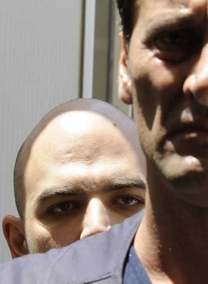 Roberto Saviano se asoma tras el hombro de uno de sus guardaespaldas en una fotografía de archivo